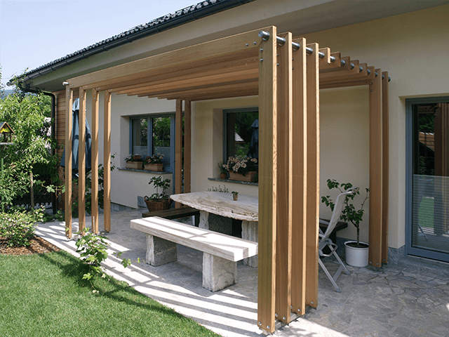 Lesena pergola ob hiši